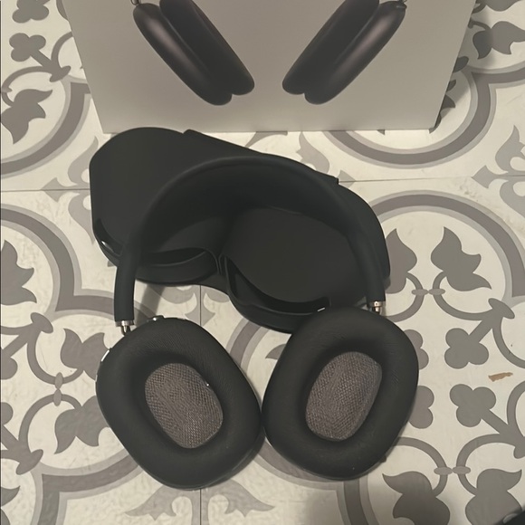 AirPods - Picture 2 of 3